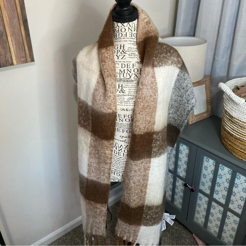 A007 NWT Old Navy Plaid Fringe Plush Scarf Brown Gray Cream Softbrushed
